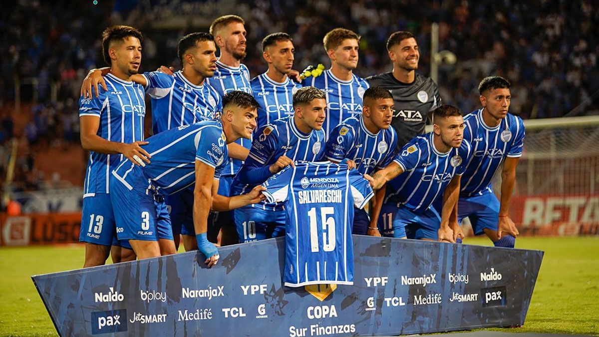 El gesto del plantel para el lesionado Salvareschi (UNO/Axel Lloret)