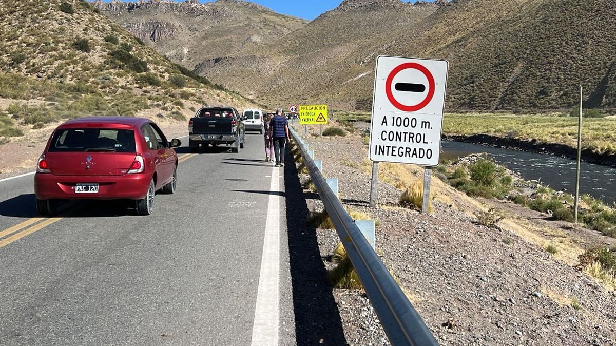 Las demoras en el Paso Pehuenche para cruzar a Chile son de más de 4 horas y hay quejas de los viajeros.