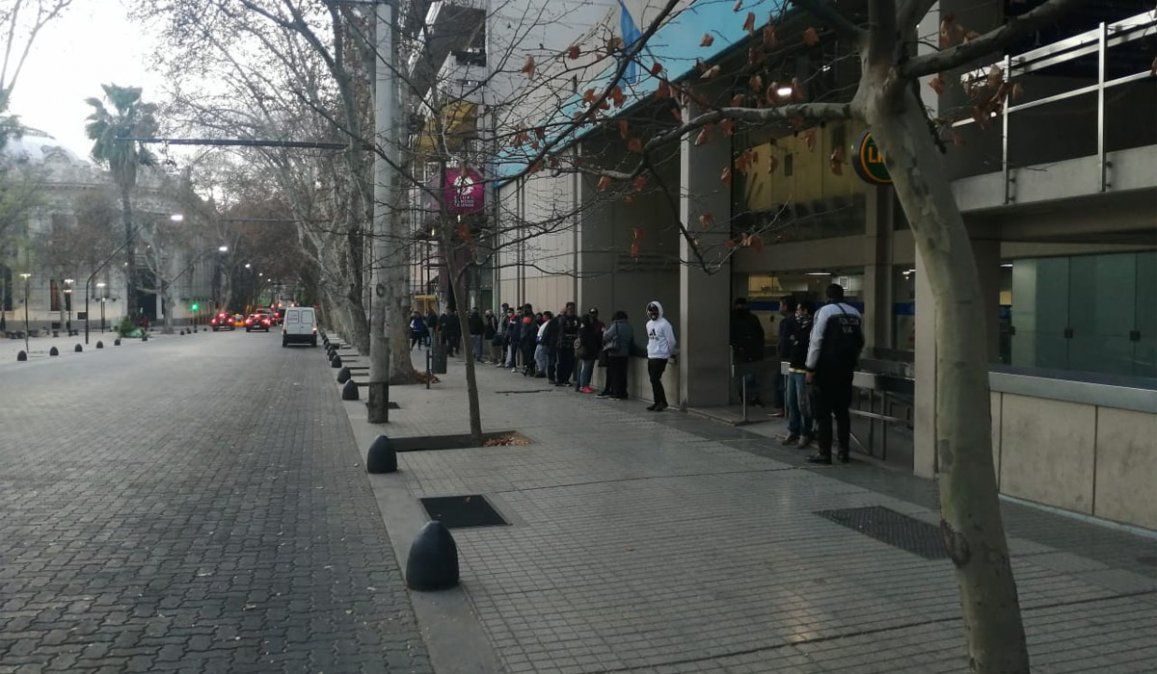 Largas filas para el cobro del IFE en Mendoza