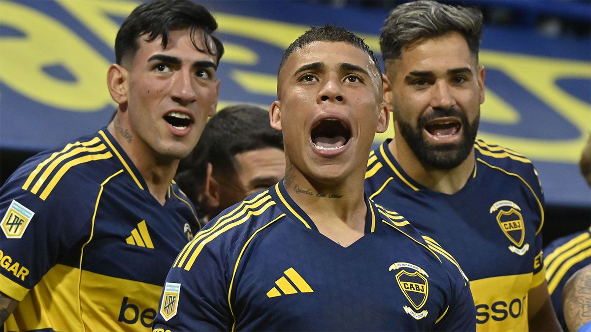 Di Lollo, Costa y Gim&eacute;nez festejan el gol de Boca.