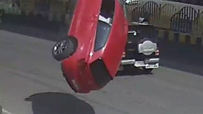 Video: el aterrador momento en que un auto cae de una autopista y mata a dos personas