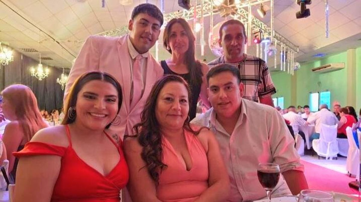 Junto a sus familiares en la cena de egresados, donde dio la nota. Junto a sus familiares en la cena de egresados, donde dio la nota.
