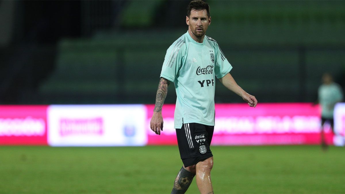 Video: ¡Messi la rompió con los tiros libres!