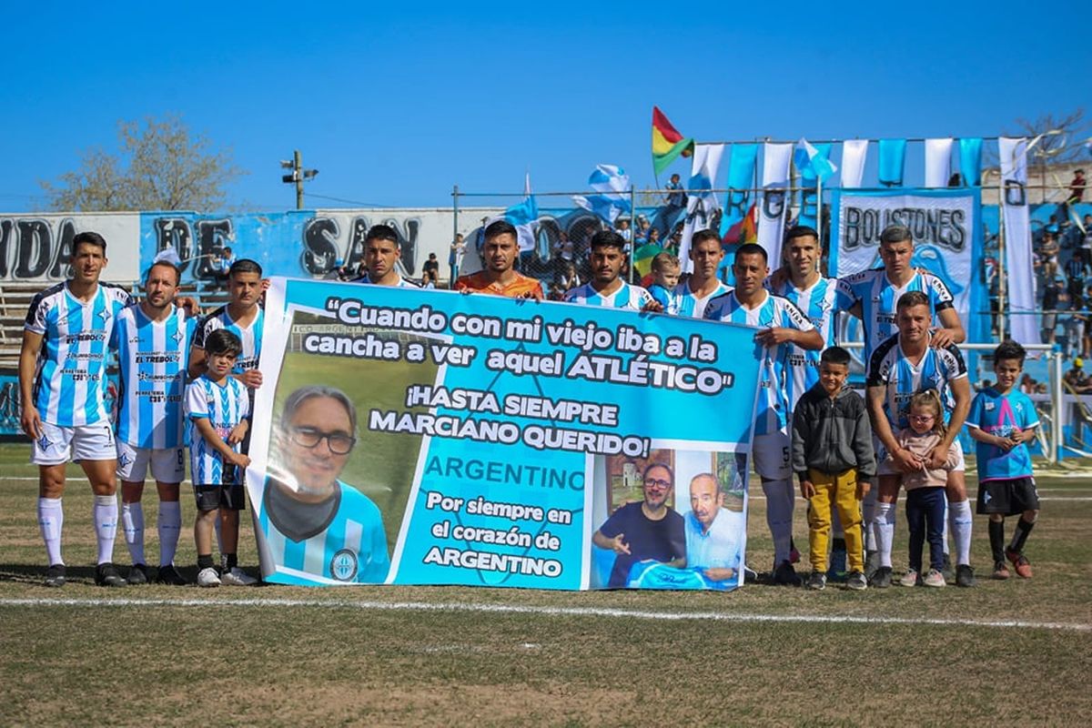 Los jugadores de Argentino homenajearon a Marciano Cantero.