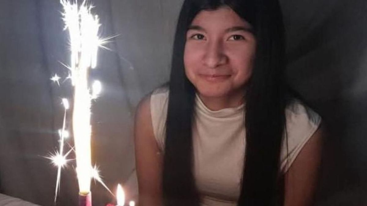 La menor es de contextura delgada, mide 1,60 metros de estatura, posee tez trigueña y cabello largo color negro. La menor es de contextura delgada, mide 1,60 metros de estatura, posee tez trigueña y cabello largo color negro.