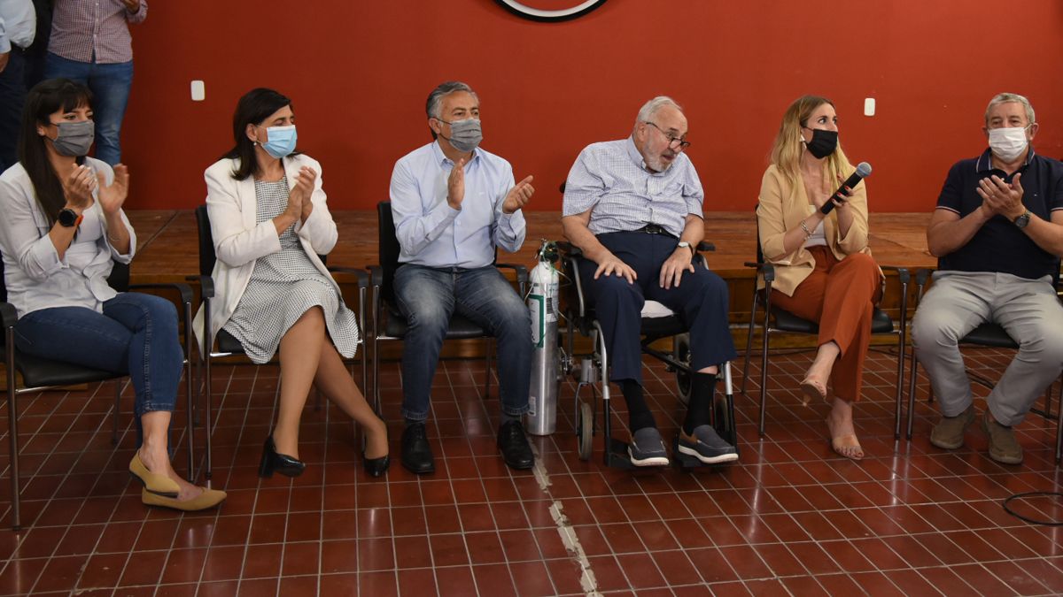 Radicales junto al abogado mendocino Daniel Ostropolsky, quien padecía ELA e impulsó la presentación del proyecto. Ostropolsky falleció el septiembre pasado y no pudo ver aprobada su iniciativa.