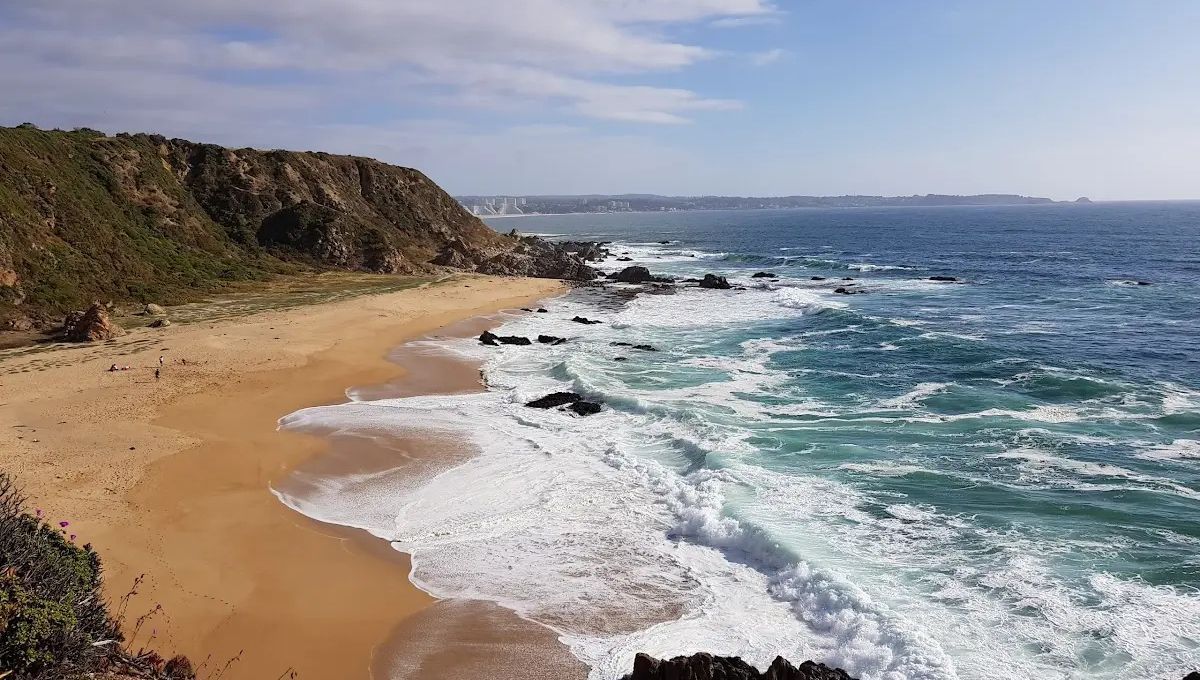 Está cerca de Valparaíso, tiene aguas turquesas y pocas personas la conocen