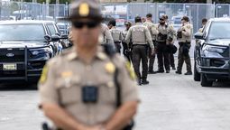 Agentes de policía montan guardia durante una manifestación frente a un centro de detención del ICE en Chicago, Estados Unidos. Crédito: EFE/EPA/Cristobal Herrera-Ulashkevich. Agentes de policía montan guardia durante una manifestación frente a un centro de detención del ICE en Chicago, Estados Unidos. Crédito: EFE/EPA/Cristobal Herrera-Ulashkevich.