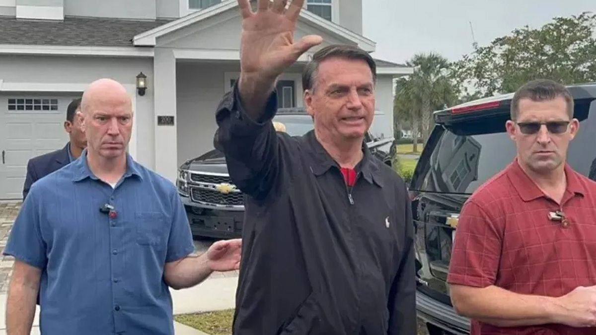 Jair Bolsonaro salió de su residencia en Florida a saludar a un grupo de seguidores tras los atentados a las instituciones democráticas en Brasil