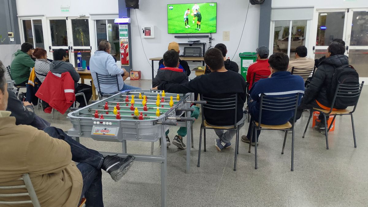 Después de la cena, trabajadores de la mina Gualcamayo vieron el partido de las Eliminatorias Sudamericanas en el campamento. Después de la cena, trabajadores de la mina Gualcamayo vieron el partido de las Eliminatorias Sudamericanas en el campamento.