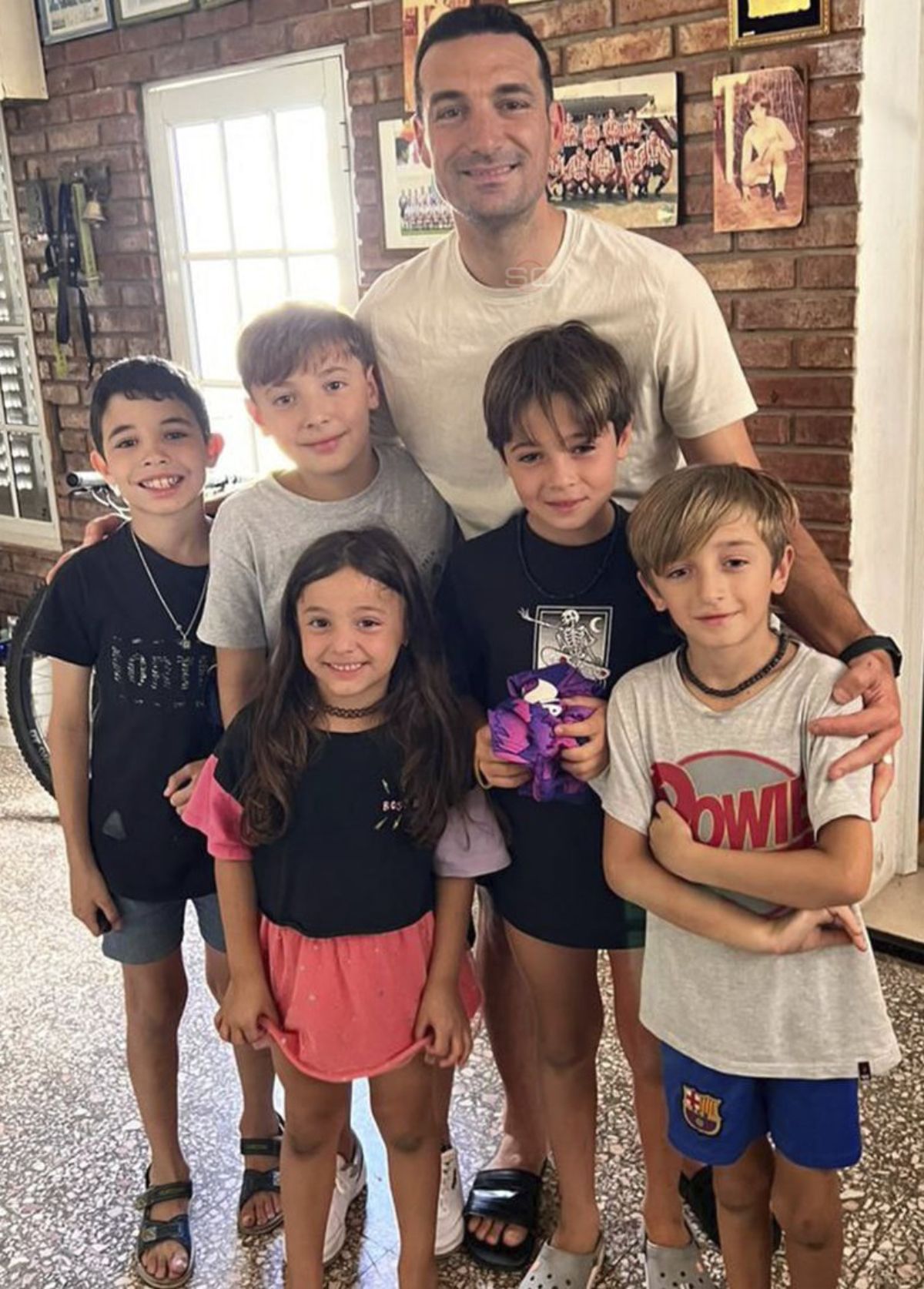 Lionel Scaloni saludó a los chicos que se acercaron a su casa antes de la postergada reunión con Lionel Messi Lionel Scaloni saludó a los chicos que se acercaron a su casa antes de la postergada reunión con Lionel Messi