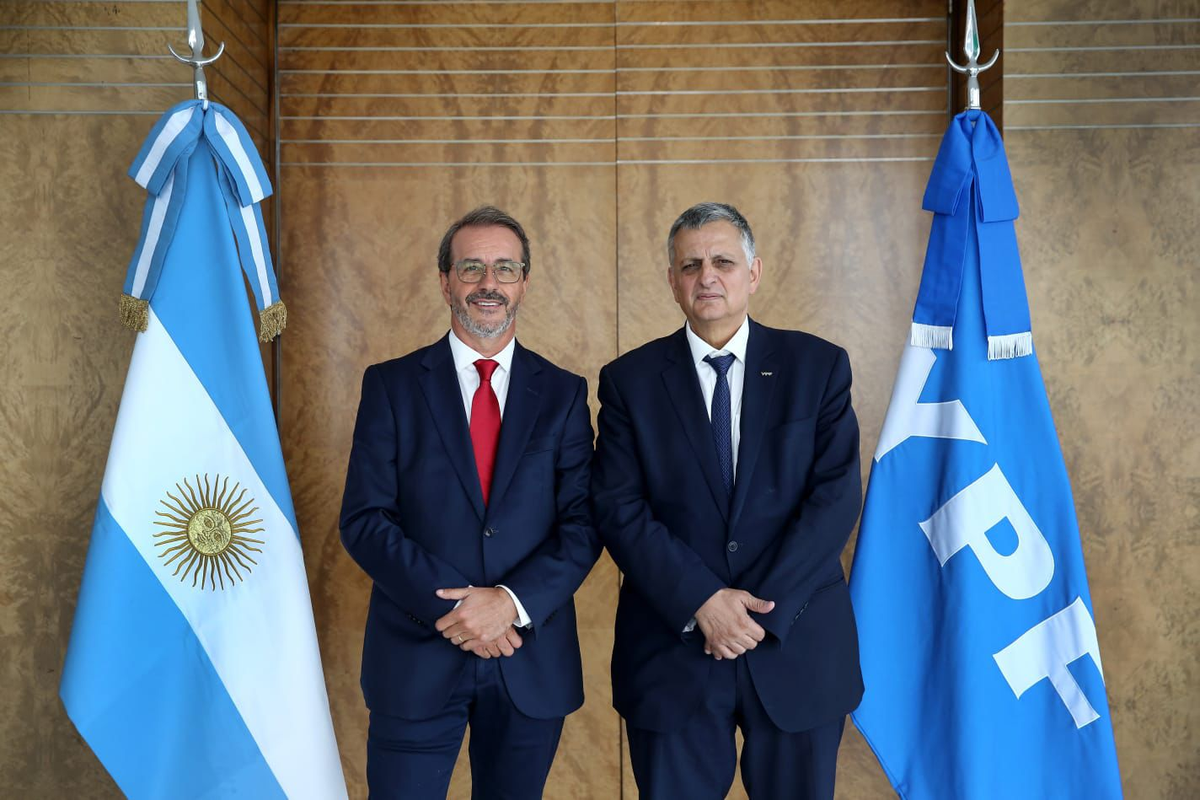 Alejandro Butti, CEO de banco Santander, junto a su par de YPF, Horacio Marín, luego de firmar el acuerdo para potenciar la app YPF