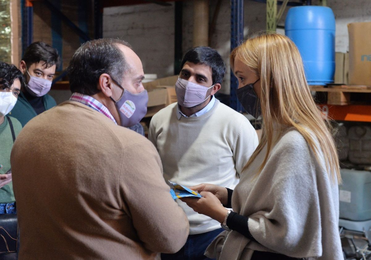 La precandidata a senadora nacional del Frente de Todos, Anabel Fernández Sagasti, junto a Alberto Sabas, dueño de una empresa de alimentos de Godoy Cruz.