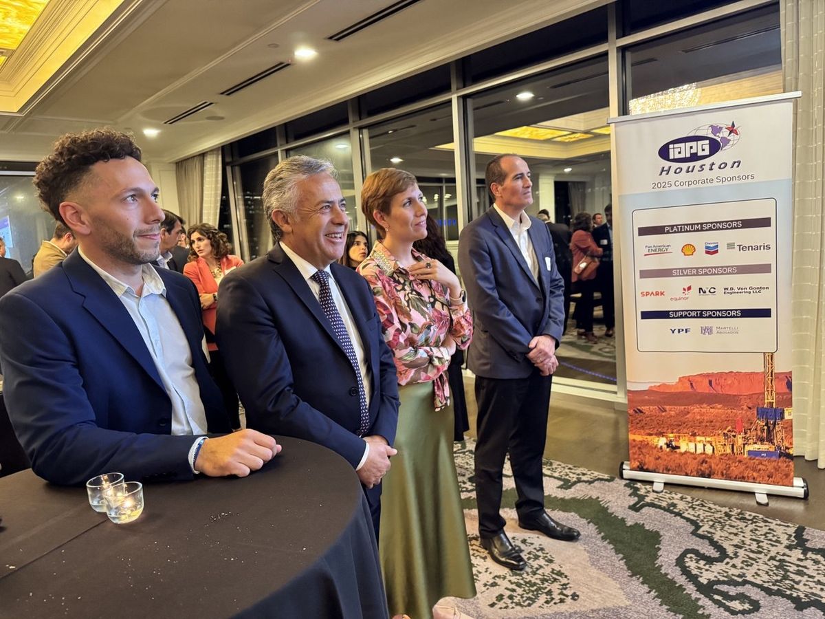 El gobernador Alfredo Cornejo y la ministra de Ambiente y Energía, Jimena Latorre, durante la misión oficial en Texas El gobernador Alfredo Cornejo y la ministra de Ambiente y Energía, Jimena Latorre, durante la misión oficial en Texas