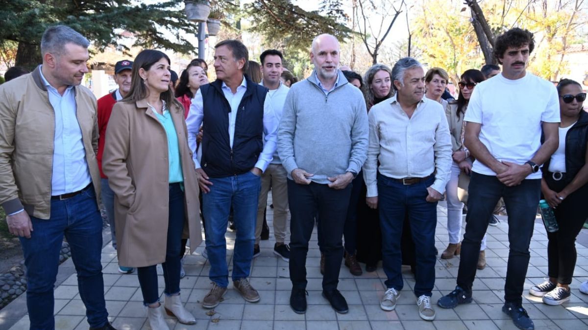 El jefe de Gobierno porteño y precandidato a presidente por Juntos por el Cambio, Horacio Rodríguez Larreta, flanqueado por el gobernador Rodolfo Suarez y el precandidato a gobernador, Alfredo Cornejo, estuvo en Luján de Cuyo, tierra de su exaliado, Omar De Marchi. También participaron de la caminata Natalio Mema (derecha de Cornejo), el precandidato a intendente de Godoy Cruz, Diego Costarelli y la senadora nacional Guadalupe Tagliaferri.&nbsp;