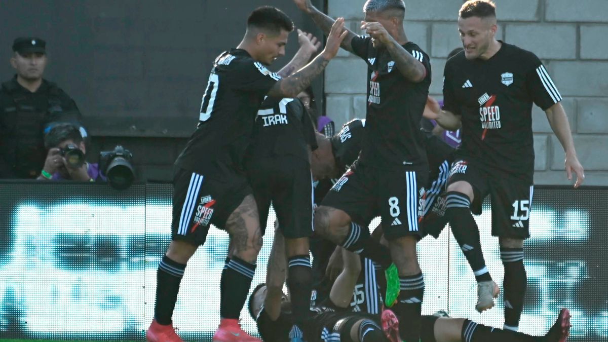 Antony Alonso anotó el primer gol del Deportivo Riestra sobre Godoy Cruz. Antony Alonso anotó el primer gol del Deportivo Riestra sobre Godoy Cruz.