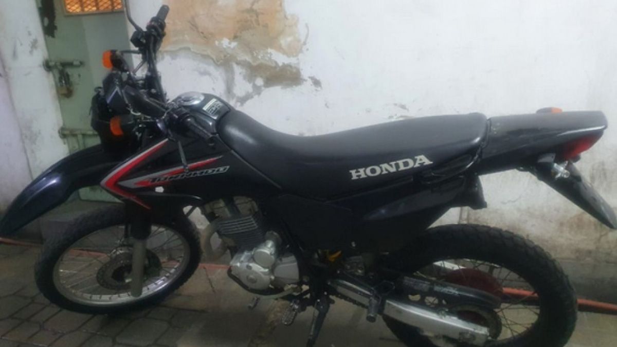 La moto que fue secuestrada durante el allanamiento en la casa de los delincuentes, en Lomas de Zamora