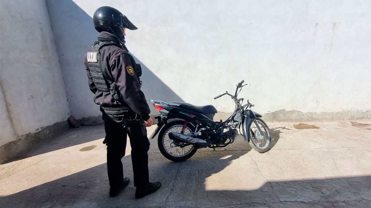 Se confió: una mujer fue a buscar a su novio que estaba en la comisaría y quedó presa por ir con una moto robada