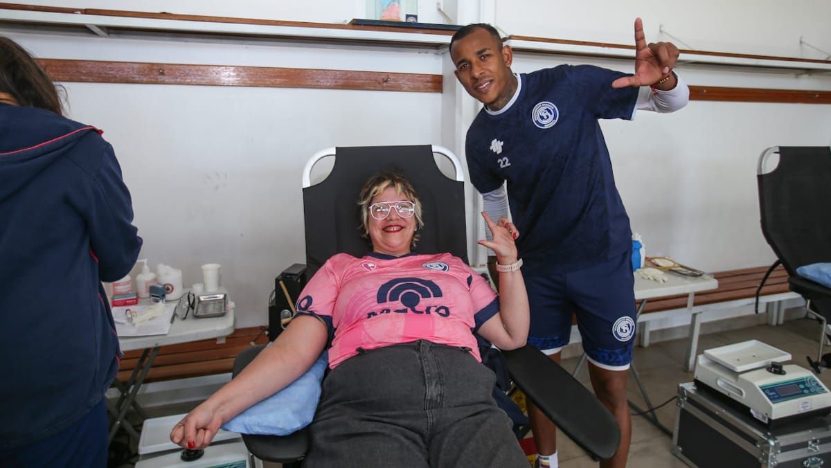 Sebastian Villa, jugador estrella del plantel leproso visitó a los hinchas solidarios, como Lorena Miranda (donante) en el centro de extracción luego del entrenamiento. Sebastian Villa, jugador estrella del plantel leproso visitó a los hinchas solidarios, como Lorena Miranda (donante) en el centro de extracción luego del entrenamiento.