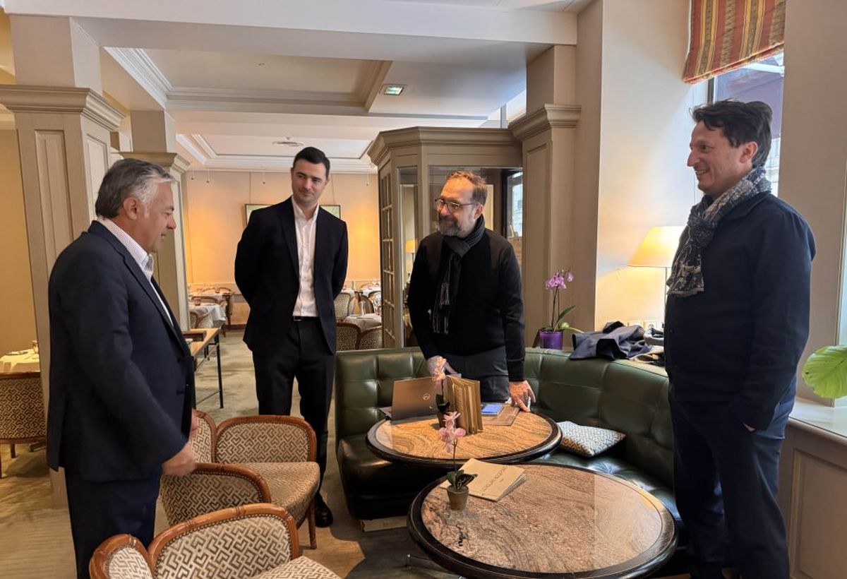 Alfredo Cornejo con directivos de la empresa francesa M2I Lifesciences. Alfredo Cornejo con directivos de la empresa francesa M2I Lifesciences.