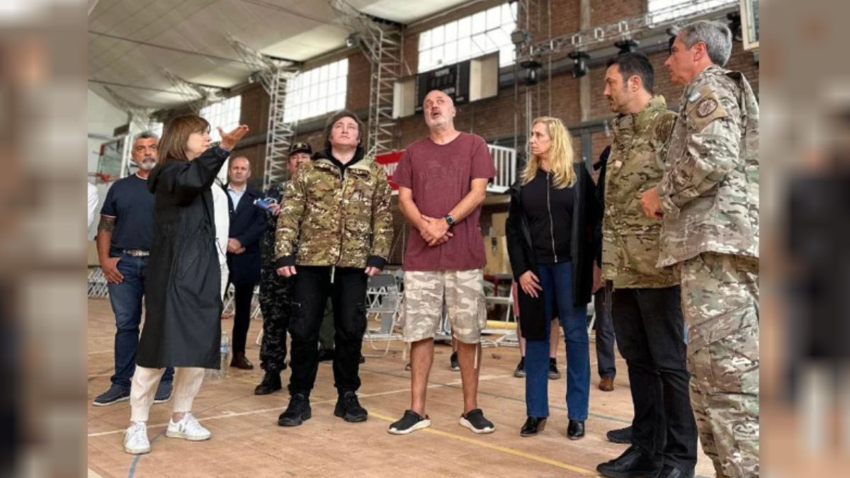 Luis Petri junto al presidente, su hermana Karina, Patricia Bullrich y personal del Ejército en Bahía Blanca, tras las inundaciones. Allí concurrió con traje camuflado. Foto: N.A