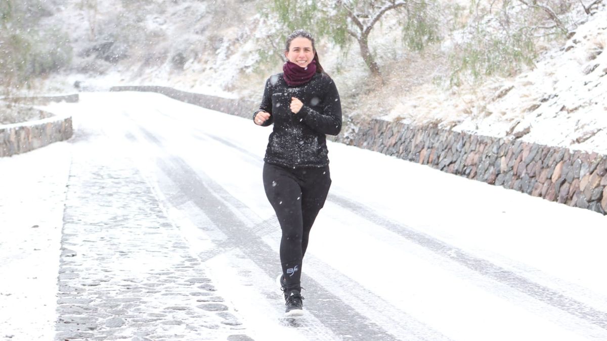 Ni el frío ni la nieve amilanaron a esta joven deportista en el Parque. Foto: Cristian Lozano.