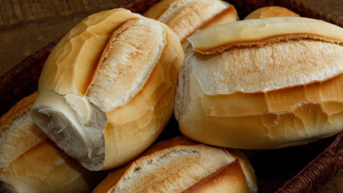 Cómo ablandar pan viejo y que quede como recién horneado: el sencillo truco de un chef