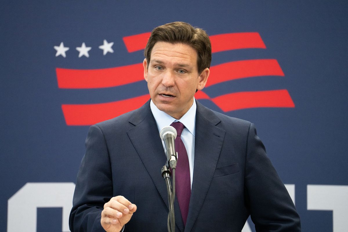 Ron DeSantis, gobernador del estado de Florida, es conocido por sus posturas en temas como la educación, la salud y la inmigración. Ron DeSantis, gobernador del estado de Florida, es conocido por sus posturas en temas como la educación, la salud y la inmigración.