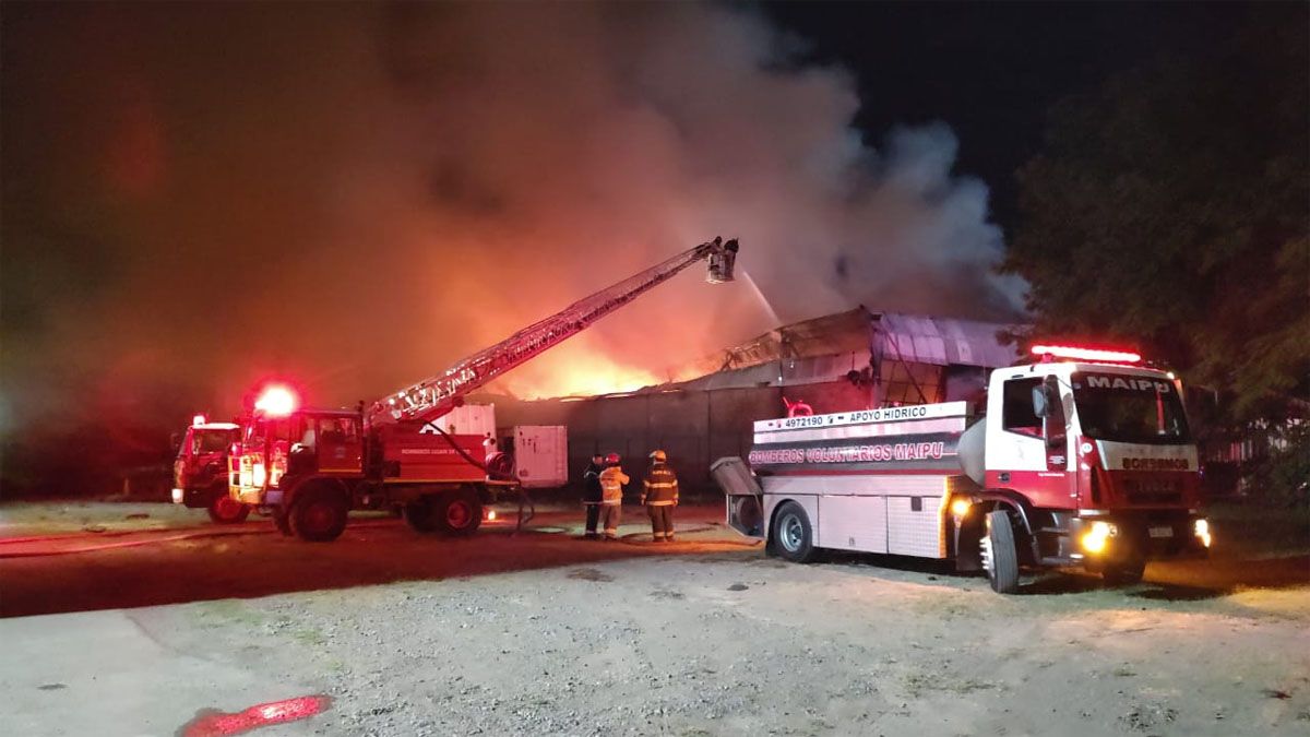 Una gran dotación de Bomberos del Gran Mendoza trabajaron durante horas para controlar las llamas en una fábrica de corchos de Luján.