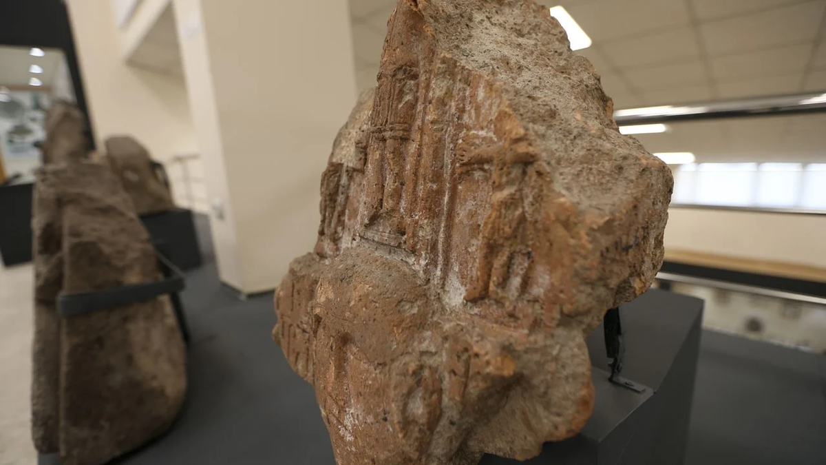 El relieve es una de las piezas centrales de la exposición.