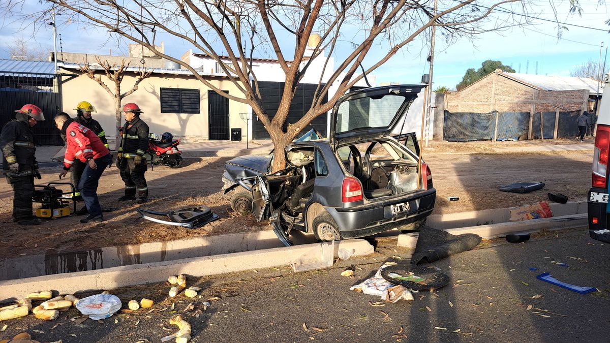 El accidente fue en calle Juan B. Justo, de Maipú, donde dos personas resultaron heridas tras chocar contra un árbol. Foto; Pablo Gamba/ Radio Nihuil