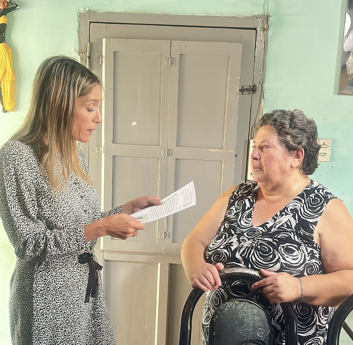 La vecina de la Municipalidad de Las Heras, María Cristina Domínguez, escucha que es la ganadora de un 0Km por no tener deudas de tasas. La vecina de la Municipalidad de Las Heras, María Cristina Domínguez, escucha que es la ganadora de un 0Km por no tener deudas de tasas.