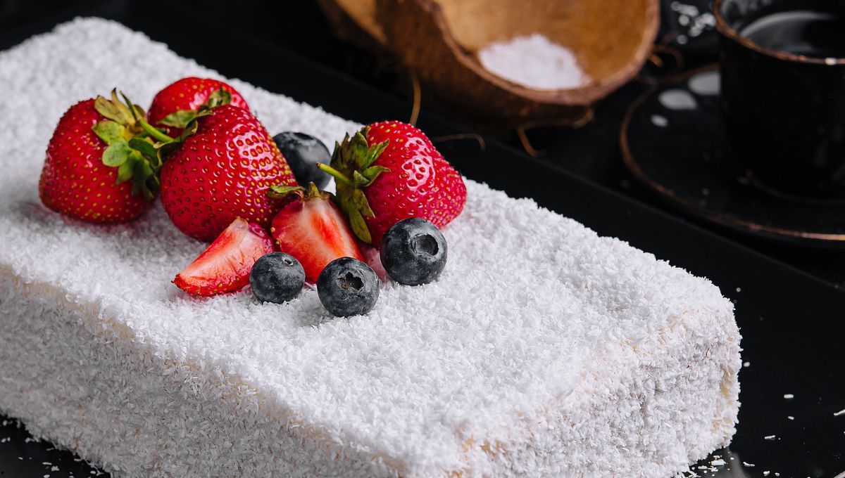 Tarta de coco y frutillas sin harinas, la receta perfecta para tus meriendas y con solo 8 ingredientes