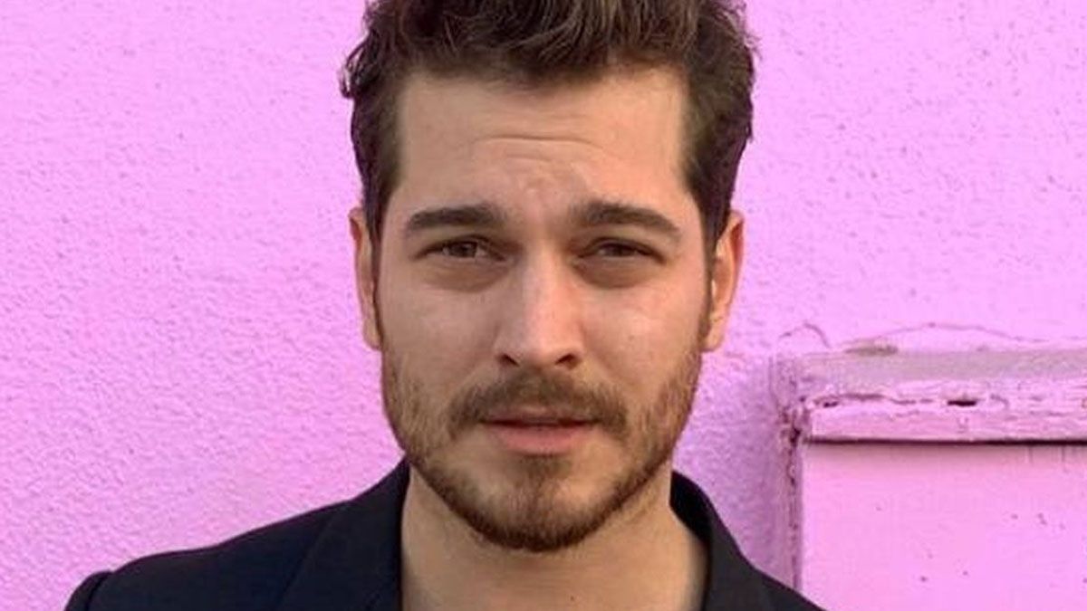 El actor Çagatay Ulusoy interpreta a Peyami en El sastre, serie de Netflix.