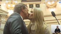 Rodolfo Suarez se saluda afectuosamente con su esposa Fabiana Calleja segundos después de haber jurado como senador.