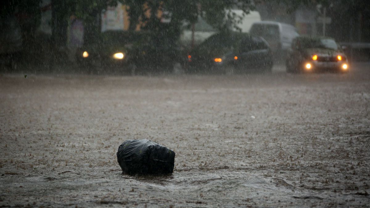 En medio de la tormenta que se registró este jueves el zanjón de Los Ciruelos vio superada su capacidad a la altura de calle San Martín