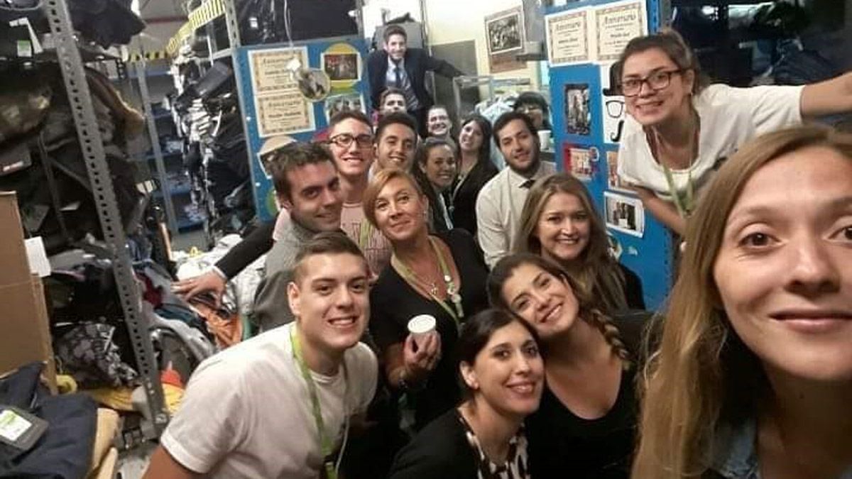 El grupo de compañeros de Mariela en uno de los depósitos de Falabella