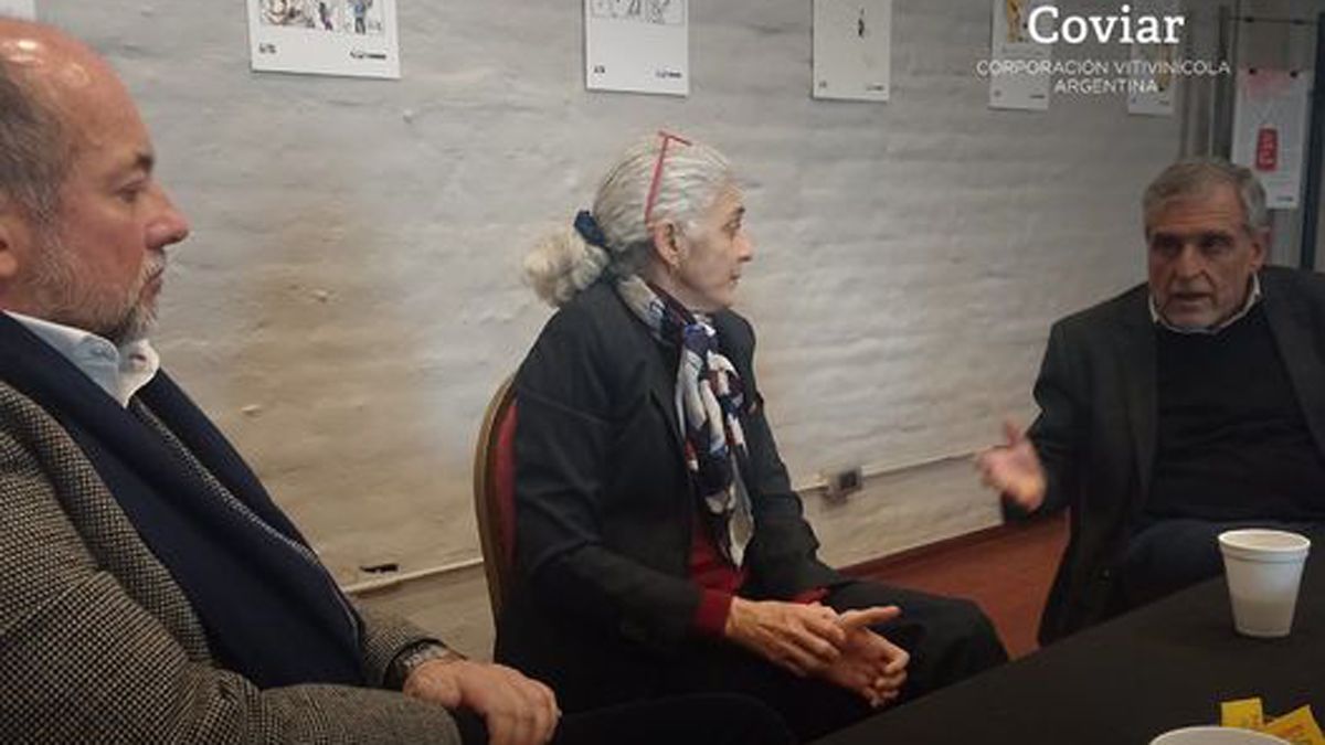 El presidente y el vicepresidente de COVIAR, José Alberto Zuccardi y Pablo Asens, con la presidenta de AEHGA (Asociación Empresaria Hotelero, Gastronómicas y Afines), Beatriz Barbera. Esta semana firmaron un convenio para impulsar y posicionar a Mendoza como un destino enogastronómico en Argentina y el exterior.