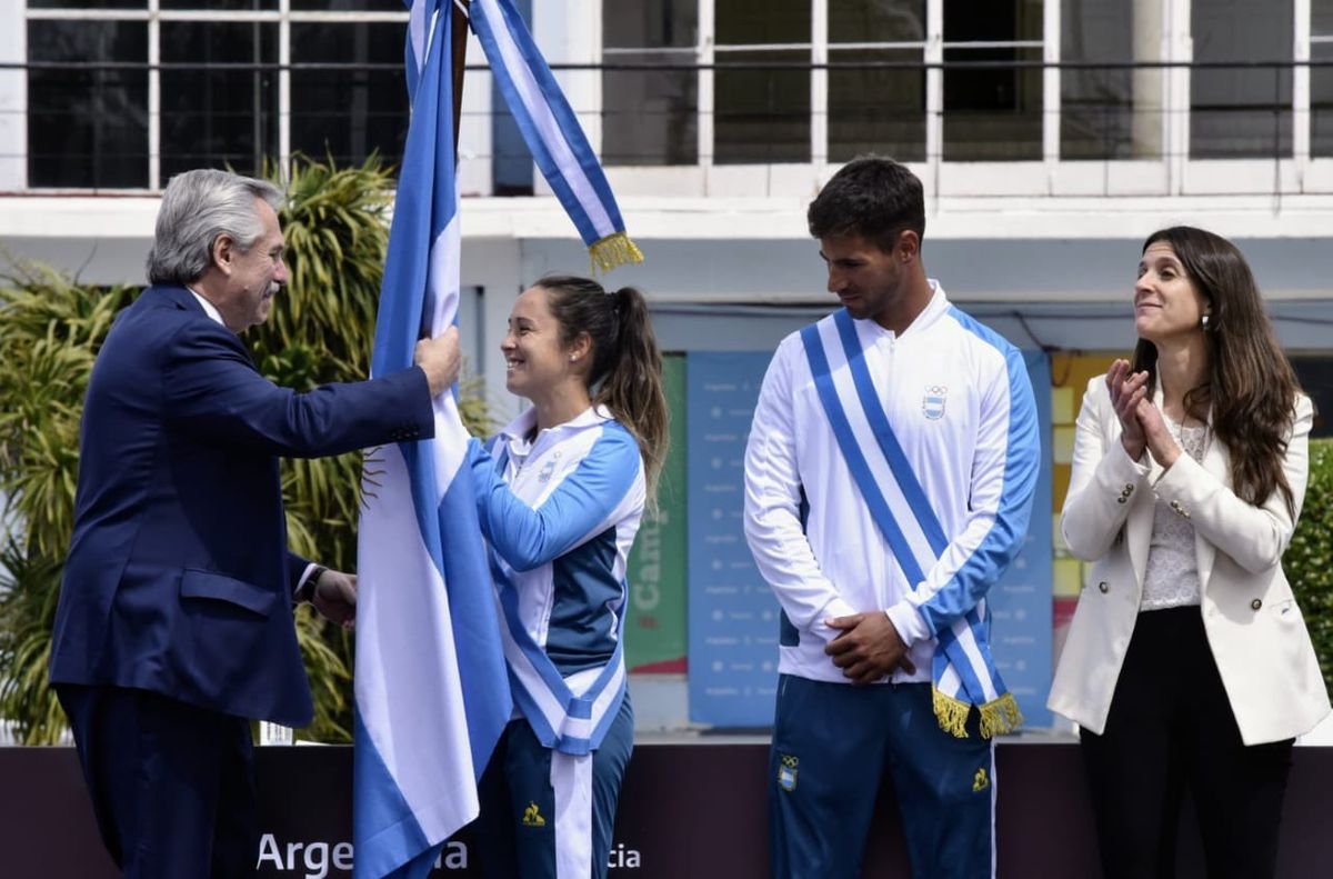Rocío Sánchez Moccia y Agustín Vernice recibieron la bandera antes de viajar a los Juegos Odesur 2022