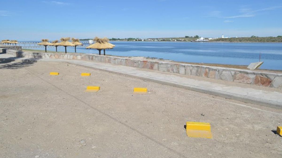 En las playas de El Nihuil se puede disfrutar de las bondades naturales y de deportes como la natación, kitesurf, kayak y senderismo En las playas de El Nihuil se puede disfrutar de las bondades naturales y de deportes como la natación, kitesurf, kayak y senderismo