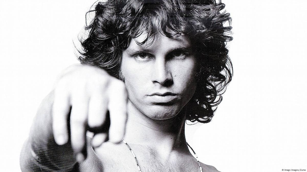 La policía de Francia recupera una estatua robada de la tumba de Jim Morrison hace 35 años