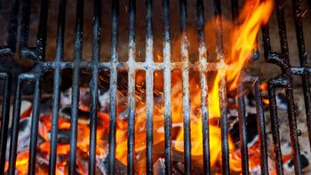 Se calienta o no la parrilla del asado antes de tirar los cortes de carne Se calienta o no la parrilla del asado antes de tirar los cortes de carne