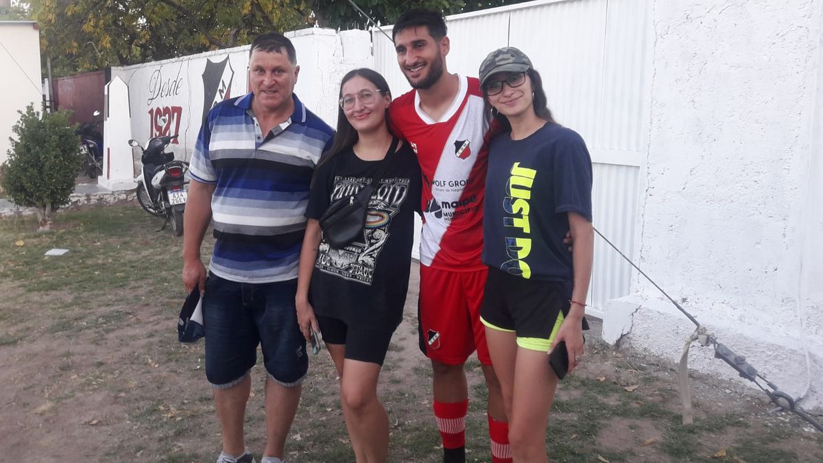 Matías Viguet con su papá Mauricio, su novia Florencia y Melanie la hermana.