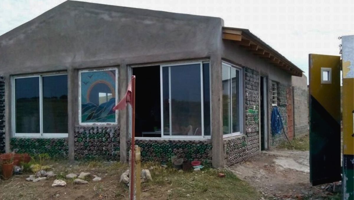 Elina es conocida por su hogar ecológico que levantó con sus propias manos. Elina es conocida por su hogar ecológico que levantó con sus propias manos.