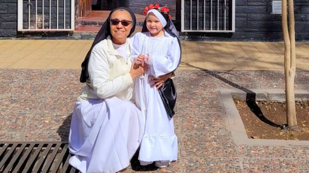 Elfi es representante legal de la Escuela Santa Rosa de Lima, en Guaymallén y cobró notoriedad cuando asumió el nuevo Papa. Elfi es representante legal de la Escuela Santa Rosa de Lima, en Guaymallén y cobró notoriedad cuando asumió el nuevo Papa.