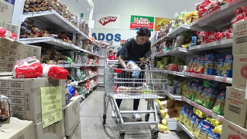 Las ventas en supermercados cayeron el 12,6% en abril