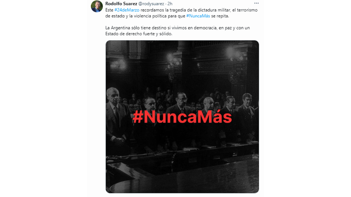Con la imagen del juicio a las Juntas, Rodolfo Suarez escribió su posteo en apoyo al Nunca más. Con la imagen del juicio a las Juntas, Rodolfo Suarez escribió su posteo en apoyo al Nunca más.