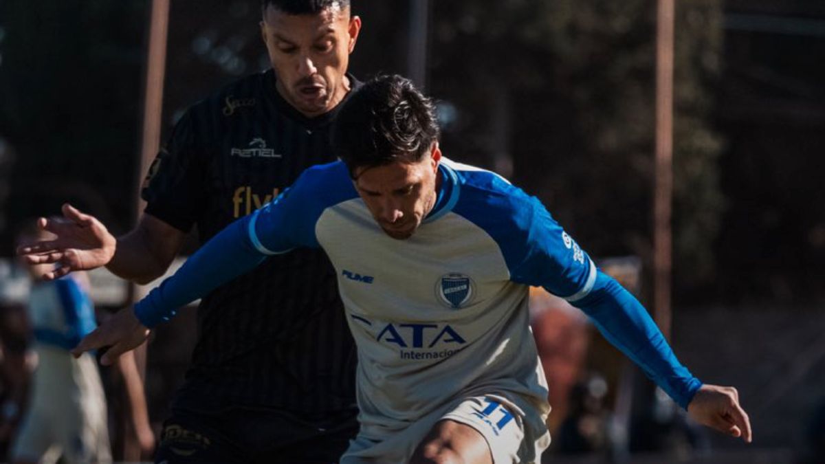 Federico Milo, zaguero de Godoy Cruz, tarta de salir jugando ante la férrea defensa de un jugador de Almirante Brown. Federico Milo, zaguero de Godoy Cruz, tarta de salir jugando ante la férrea defensa de un jugador de Almirante Brown.
