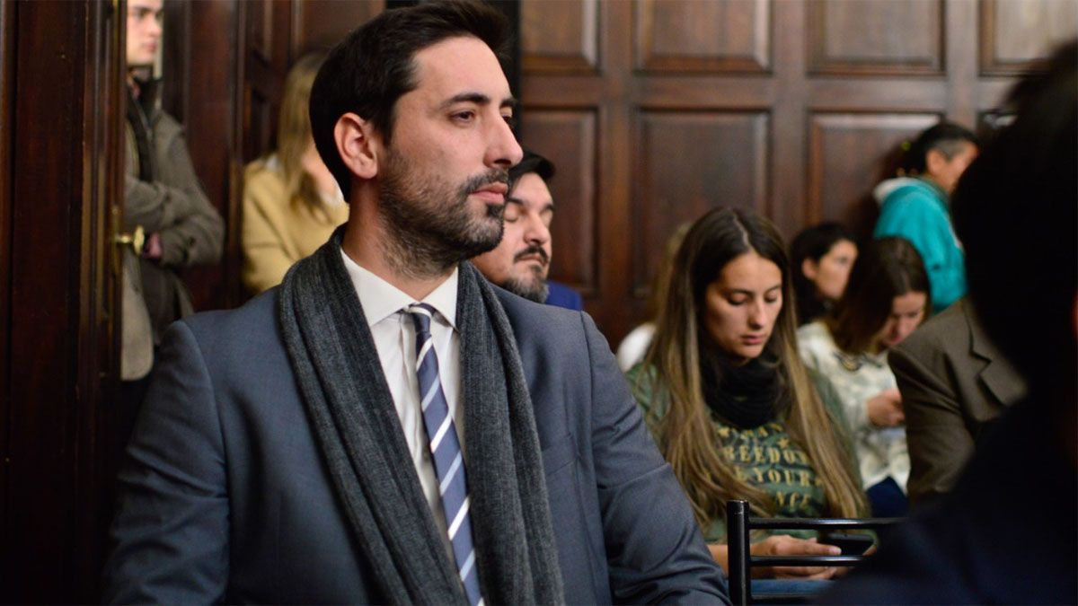 Martín Sevilla (director ejecutivo de la UGL IV del PAMI) en la bandeja del recinto durante la sesión del Senado en la Legislatura de Mendoza.