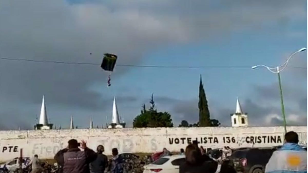 Captura del video: momento en el que el parapentista está por aterrizar en el telo.&nbsp;